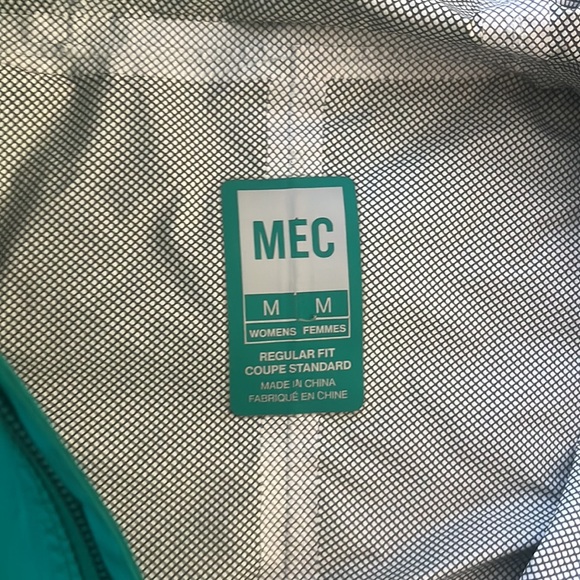 MEC windbreaker/ shell & t-shirt combo - Picture 8 of 17